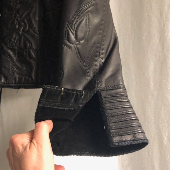 Tahari Black Embossed Black Leather Jacket w Mandarin Collar & Bell Sleeves XS - Picture 8 of 14